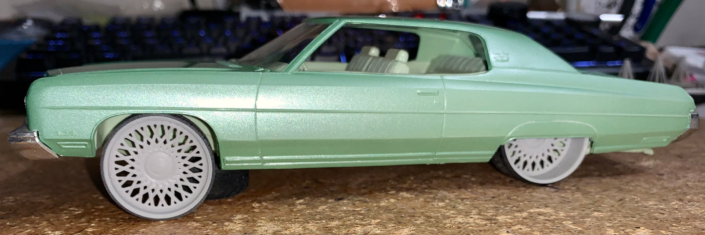 1/25 Scale - TMP: D72 Forgi Tessuto in 26"-36" Donk, Box, Bubble, Caprice, Impala